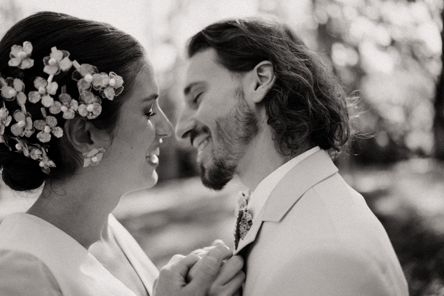 deux amoureux prêts à s'embrasser photo en noir et blanc