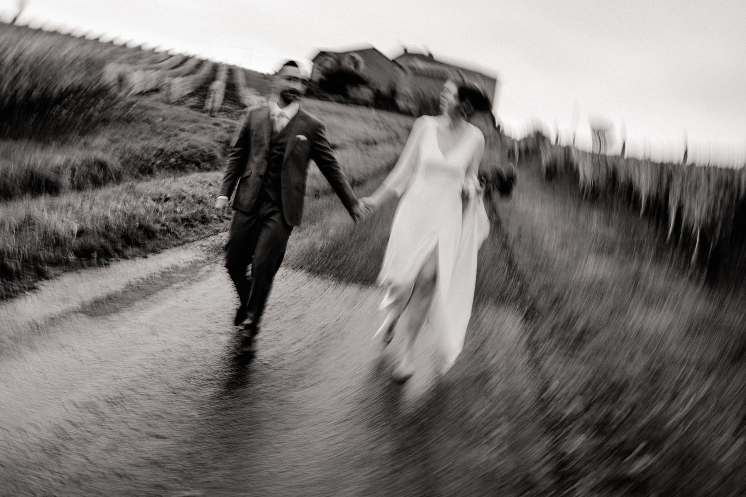 un couple marchant le long d'un chemin
