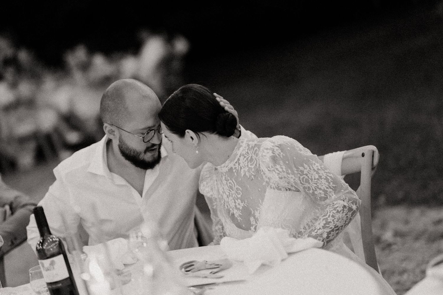un couple d'amoureux à leur dîner de mariage