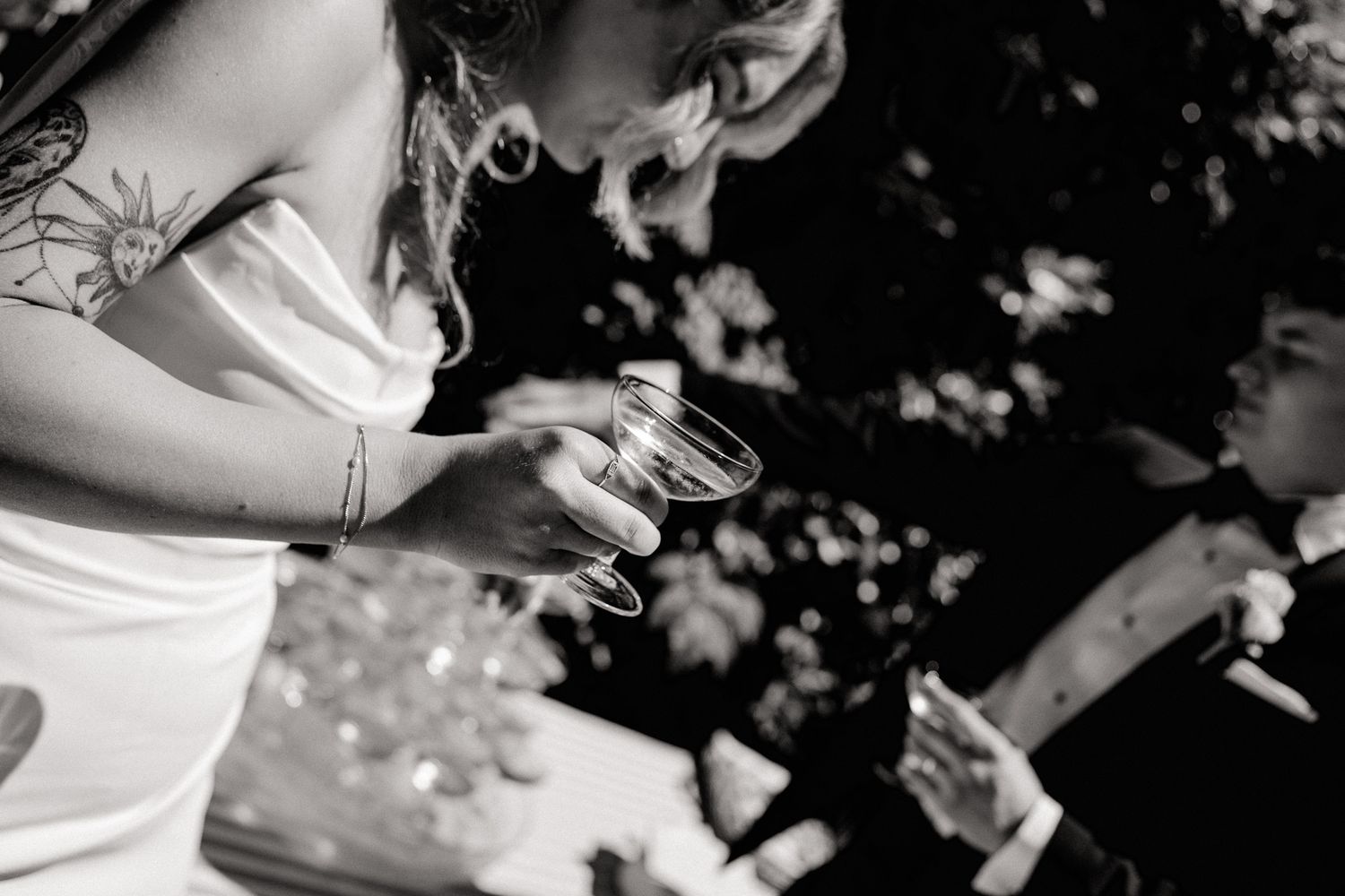 femme mariée avec son verre de champagne à la main