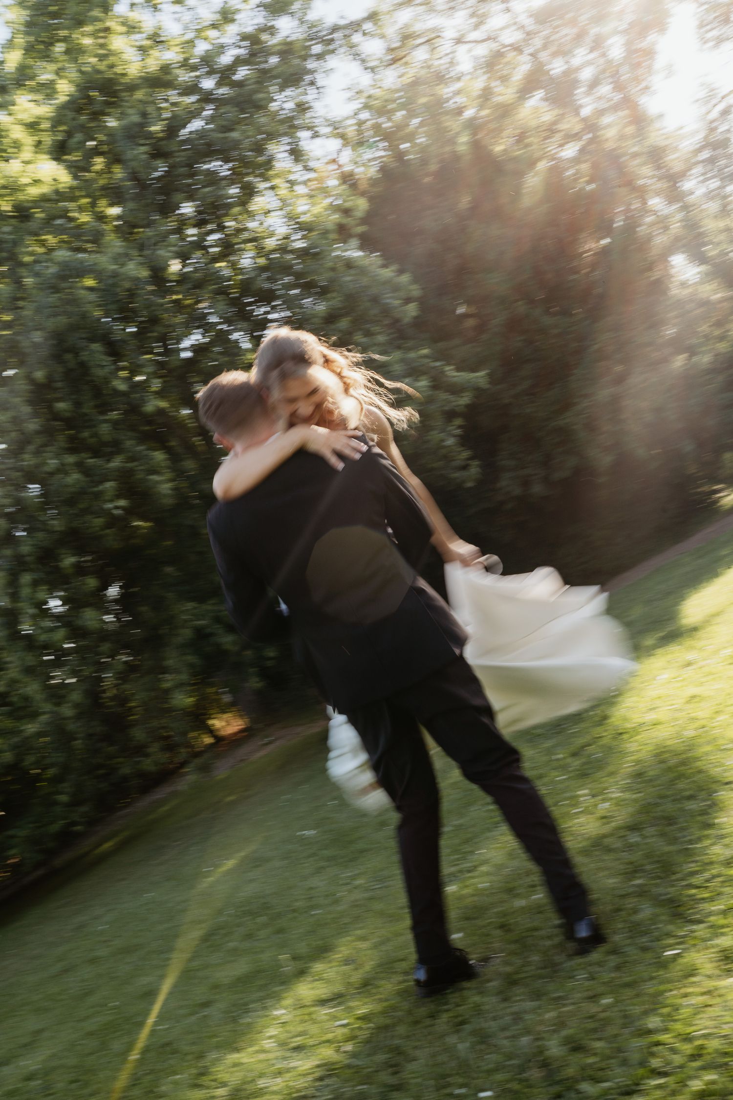 un couple de mariés heureux d'etre ensemble