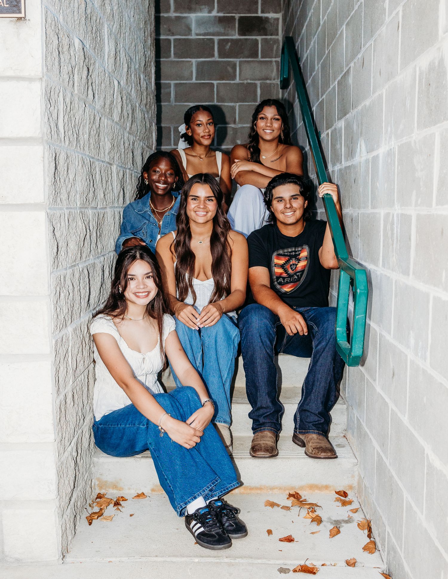 senior photo of a group of people in Waynesville Missouri at the Roubidoux park