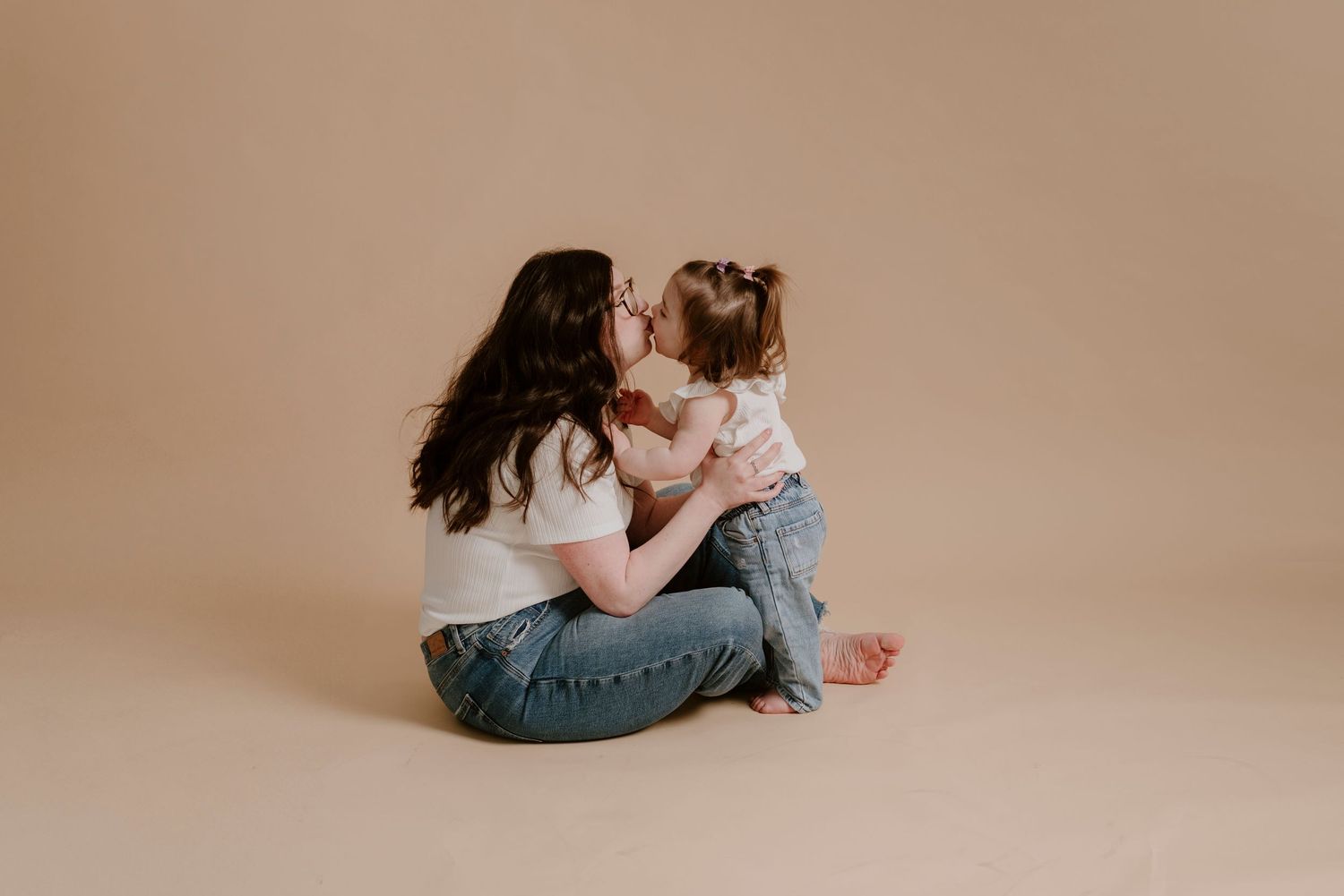 Moment authentique et spontané entre une mère et son enfant dans un décor minimaliste.