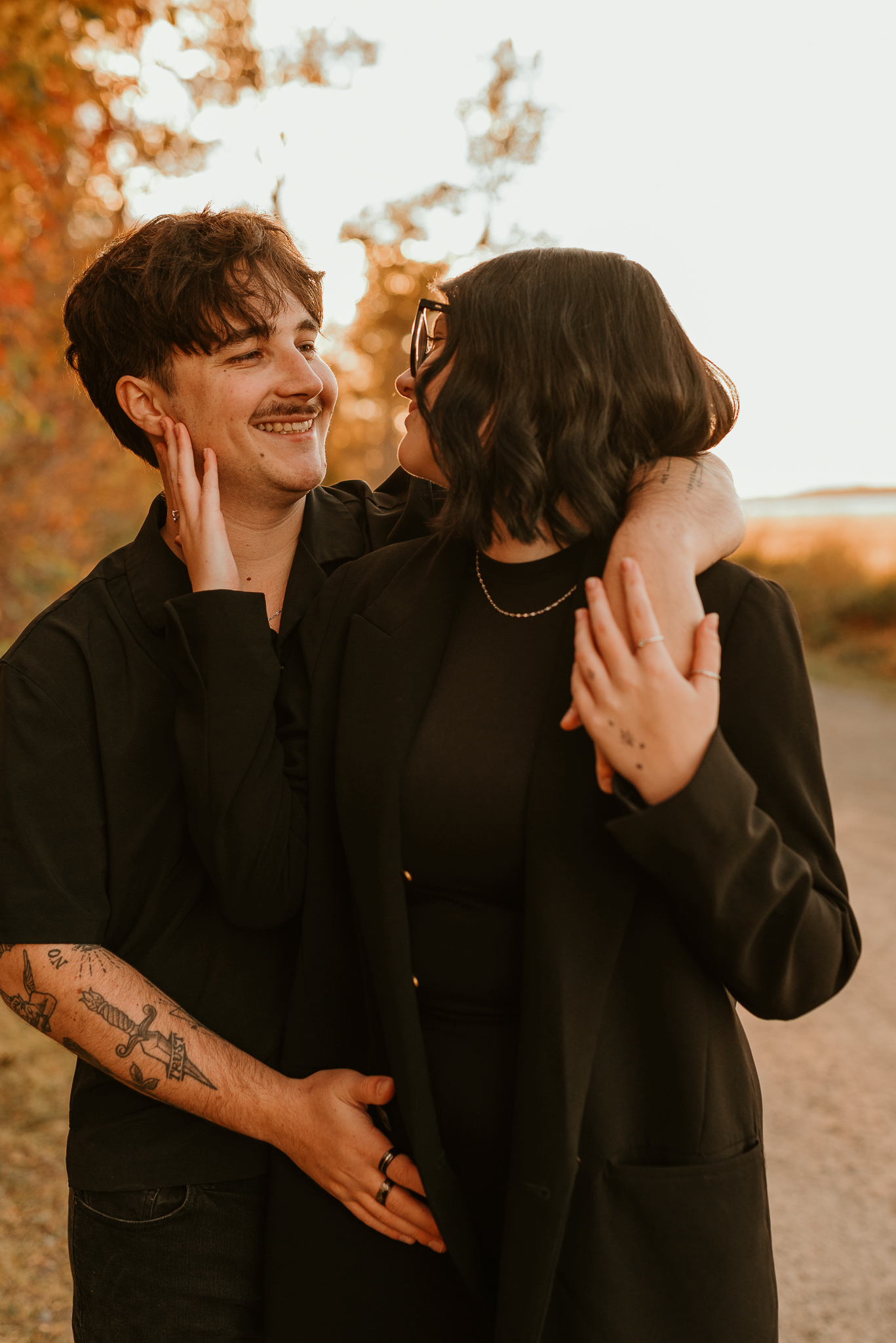 Un couple qui se regarde  dans le sentier du littorale sur le bord du fleuve à Rimouski