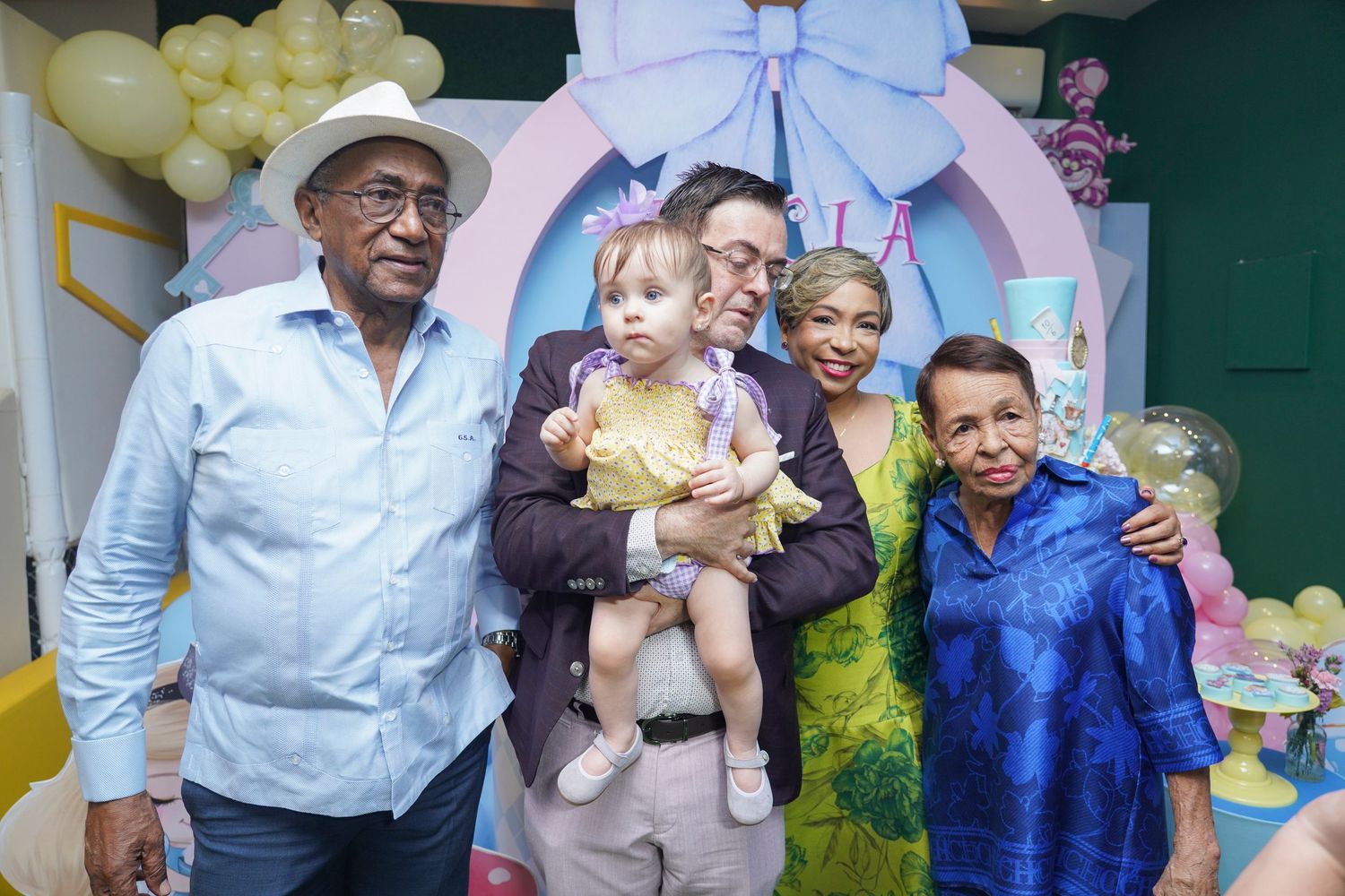 Fotografía profesional, fiesta de cumpleaños 1er. año.  temático Alicia en el país de las maravillas. Familia y amigos.