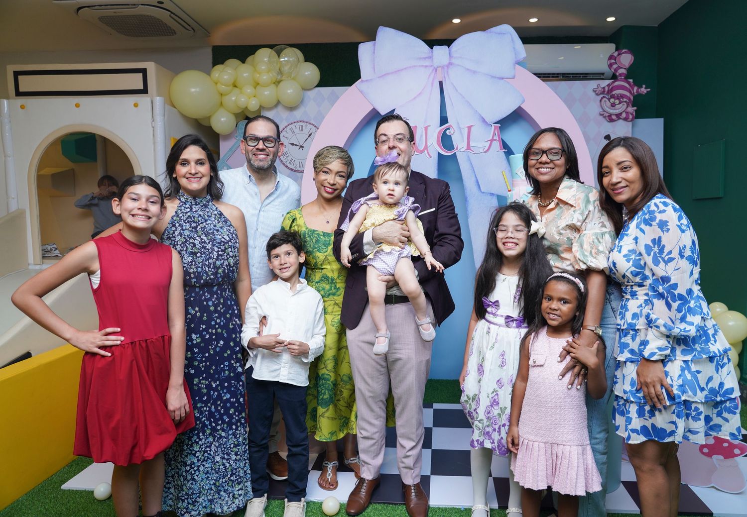 Fotografía profesional, fiesta de cumpleaños 1er. año.  temático Alicia en el país de las maravillas. Familia y amigos.