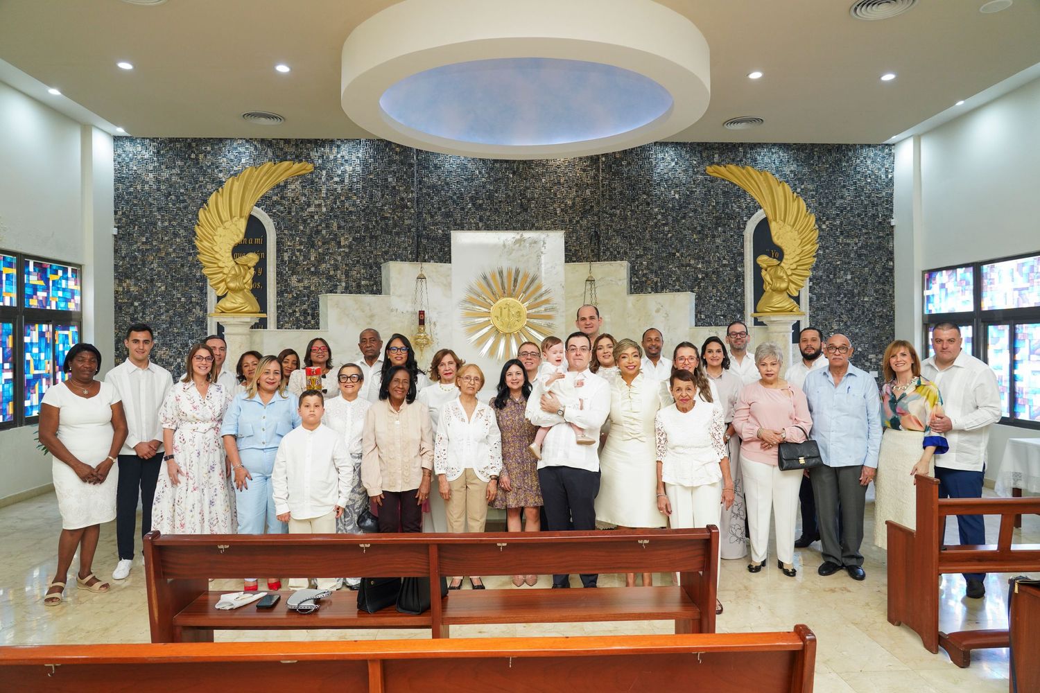 Fotografía profesional , bautizo familiar y con amigos. En la iglesia.