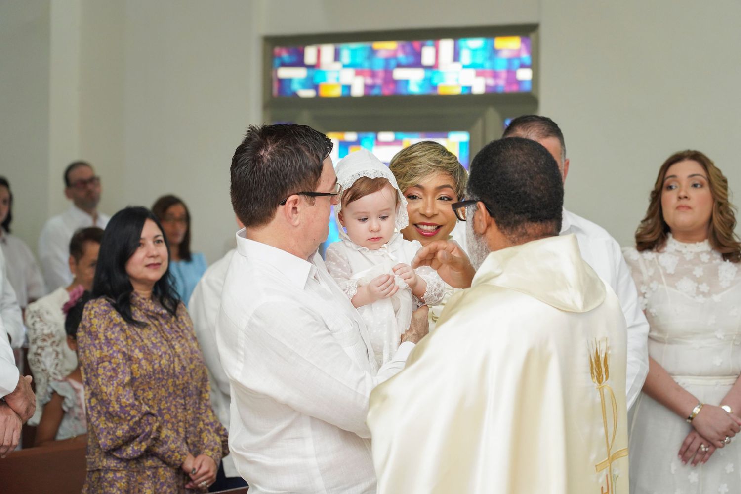 Fotografía profesional , bautizo familiar y con amigos. Ceremonia en la iglesia.
