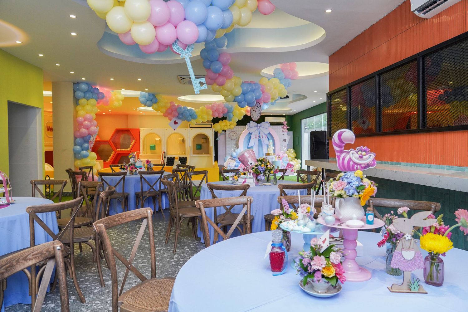Fotografía profesional, fiesta de cumpleaños 1er. año.  temático Alicia en el país de las maravillas. Familia y amigos. Decoración