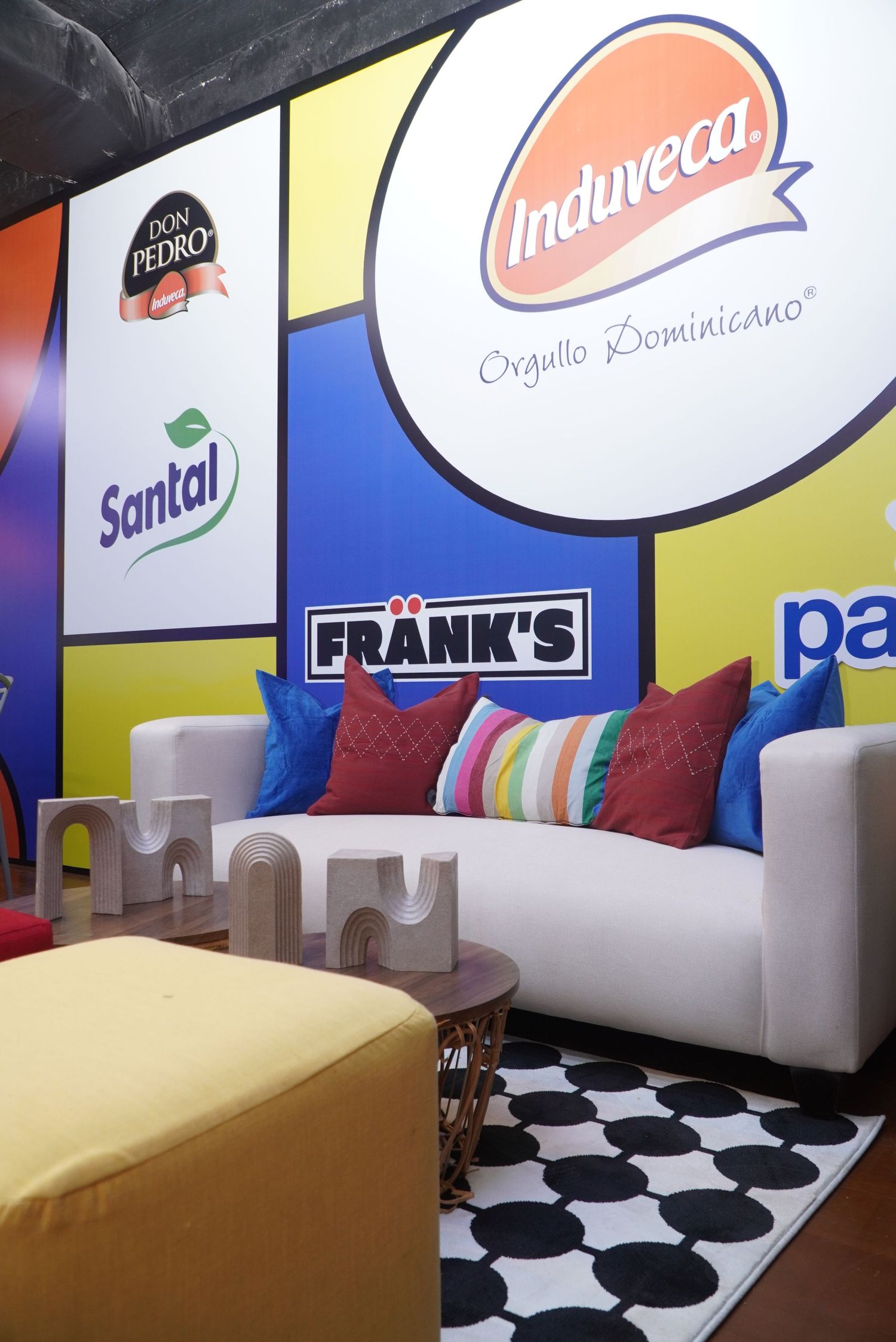 Fotografía profesional, Stand de marca. Festivales y congresos. 
domincan got talent, set de fotos induveca