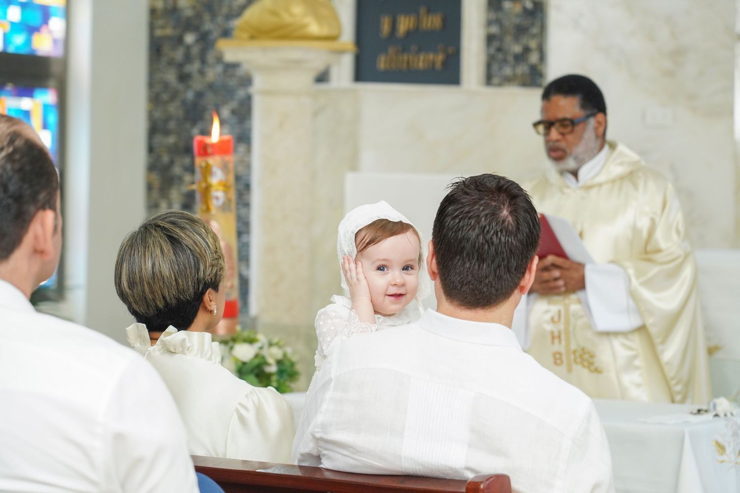 Fotografía profesional , bautizo familiar y con amigos. Ceremonia en la iglesia.