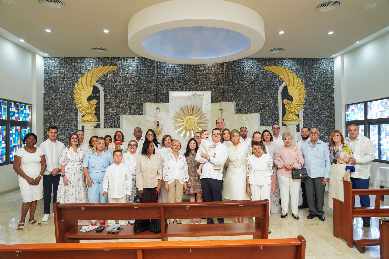 Fotografía profesional , bautizo familiar y con amigos. En la iglesia.