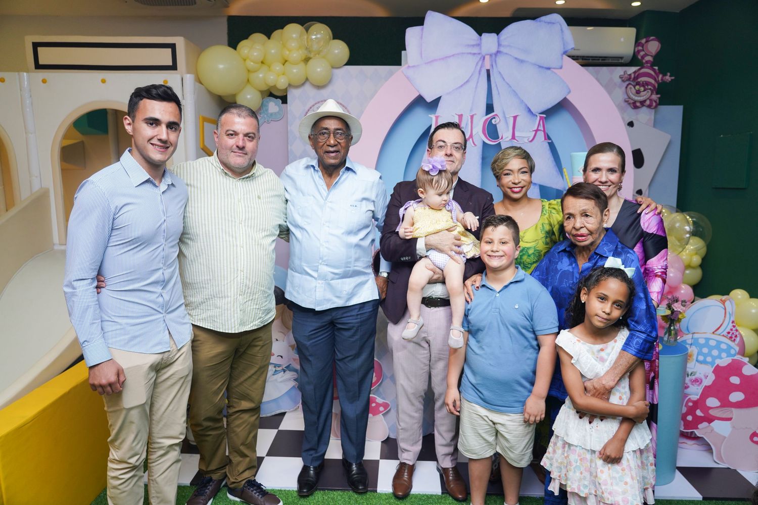 Fotografía profesional, fiesta de cumpleaños 1er. año.  temático Alicia en el país de las maravillas. Familia y amigos.