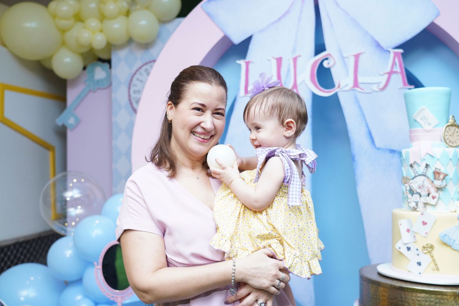 Fotografía profesional, fiesta de cumpleaños 1er. año.  temático Alicia en el país de las maravillas. Familia y amigos.