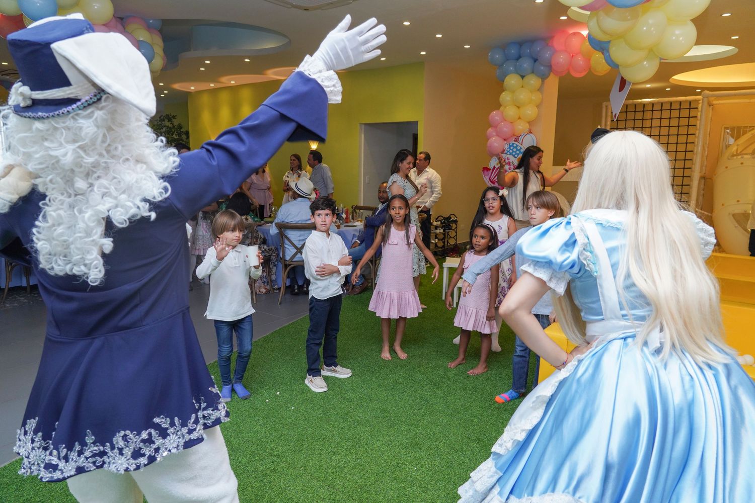 Fotografía profesional, fiesta de cumpleaños 1er. año.  temático Alicia en el país de las maravillas. Familia y amigos.