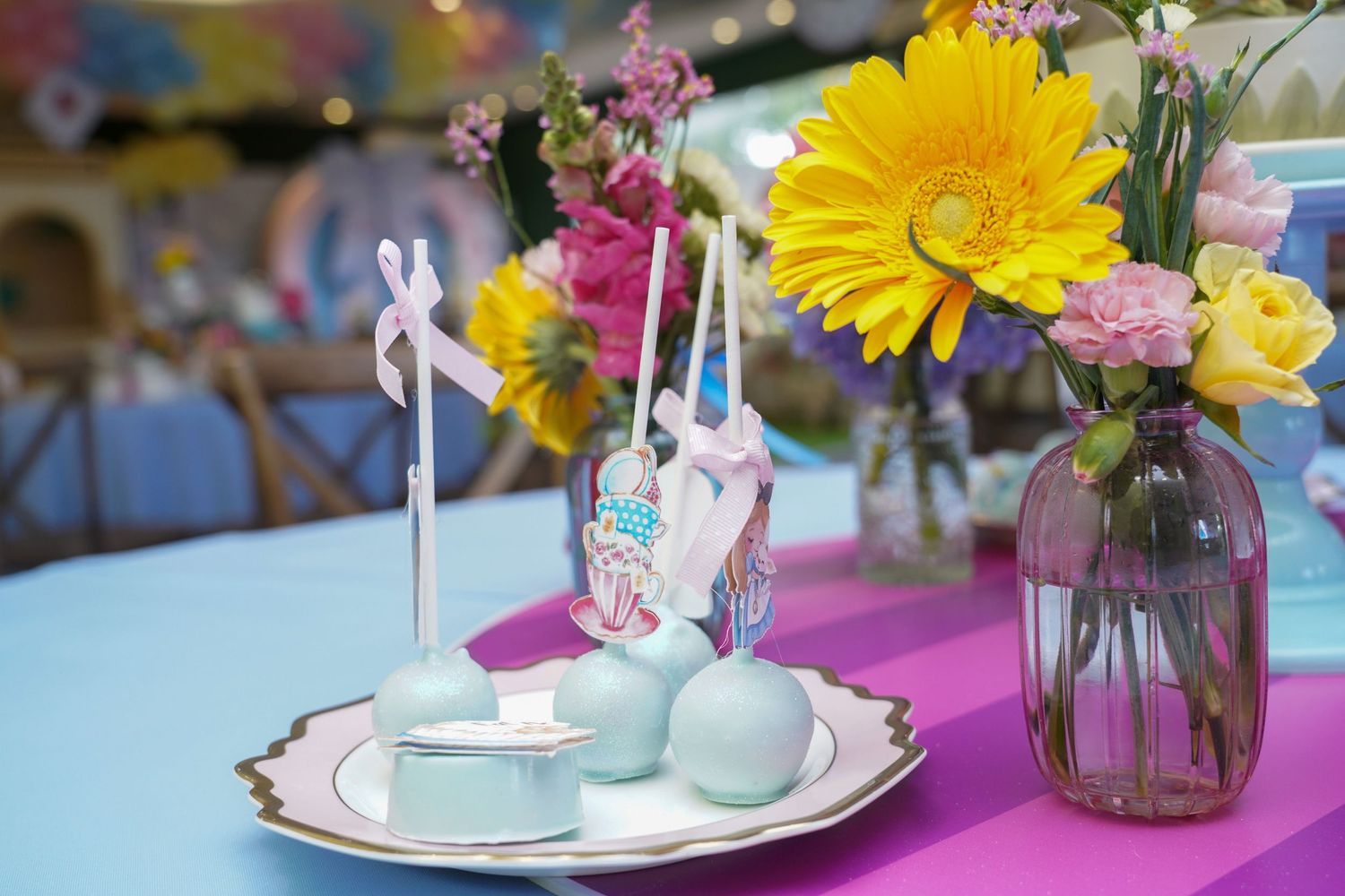 Fotografía profesional, fiesta de cumpleaños 1er. año.  temático Alicia en el pais de las maravillas. Decoración.