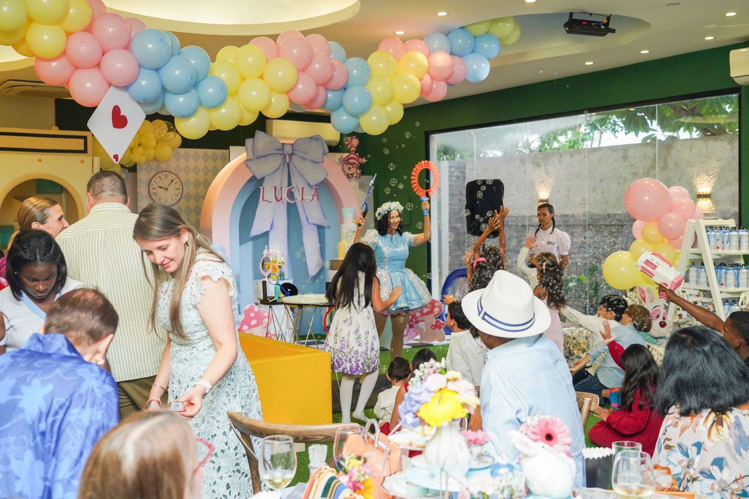 Fotografía profesional, fiesta de cumpleaños 1er. año.  temático Alicia en el país de las maravillas. Familia y amigos.