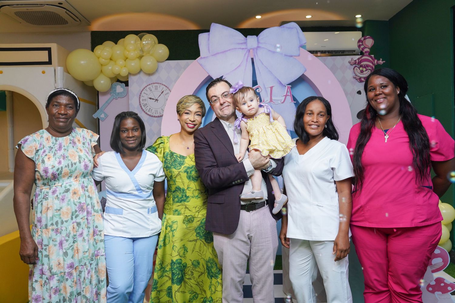 Fotografía profesional, fiesta de cumpleaños 1er. año.  temático Alicia en el país de las maravillas. Familia y amigos.