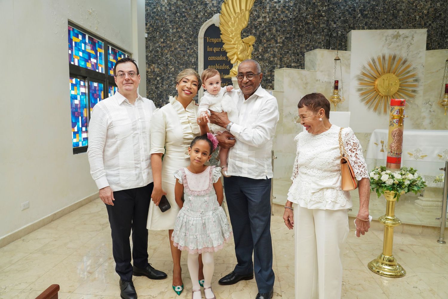 Fotografía profesional , bautizo familiar y con amigos. En la iglesia.