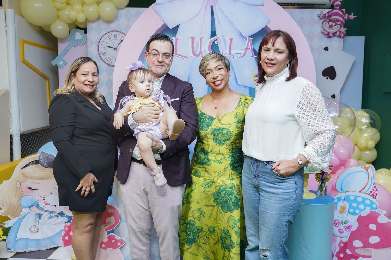 Fotografía profesional, fiesta de cumpleaños 1er. año.  temático Alicia en el país de las maravillas. Familia y amigos.