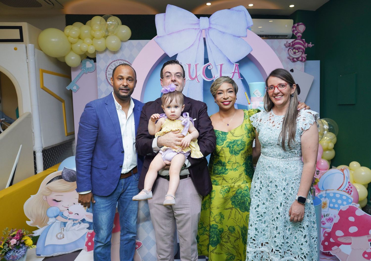 Fotografía profesional, fiesta de cumpleaños 1er. año.  temático Alicia en el país de las maravillas. Familia y amigos.