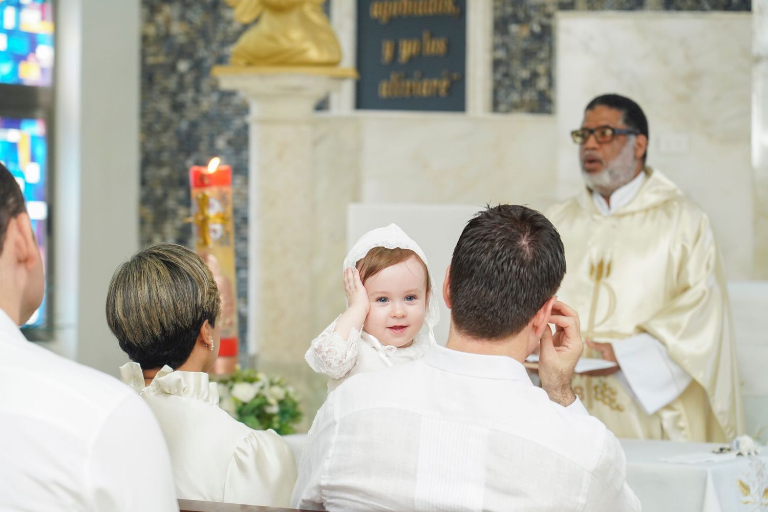Fotografía profesional , bautizo familiar y con amigos. Ceremonia en la iglesia.