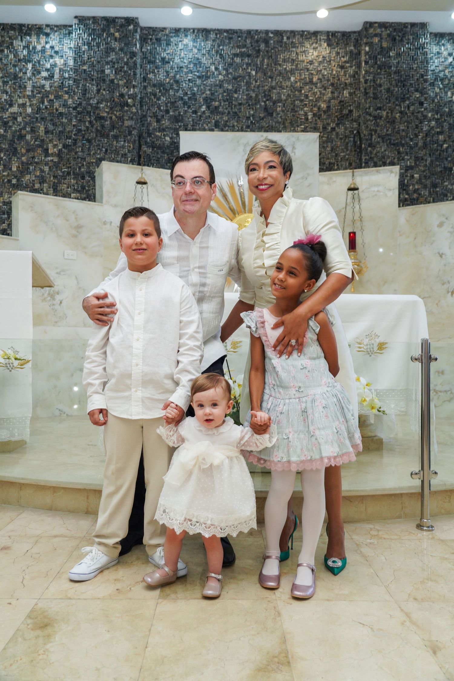 Fotografía profesional , bautizo familiar y con amigos. En la iglesia.