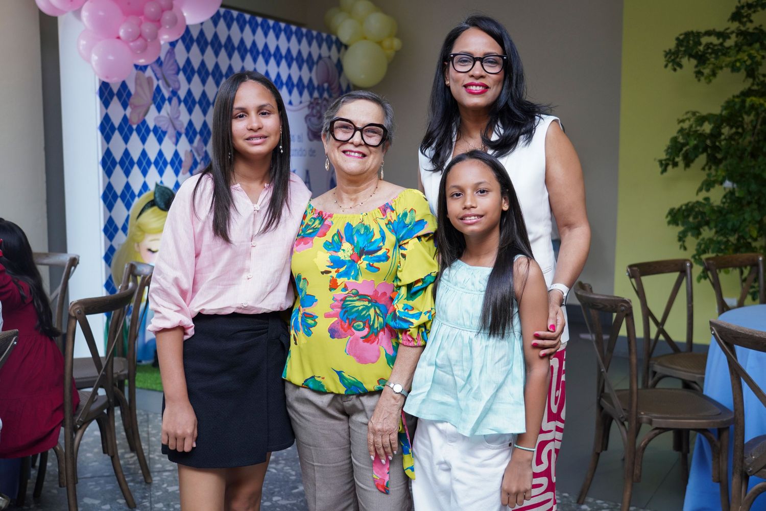 Fotografía profesional, fiesta de cumpleaños 1er. año.  temático Alicia en el país de las maravillas. Familia y amigos.