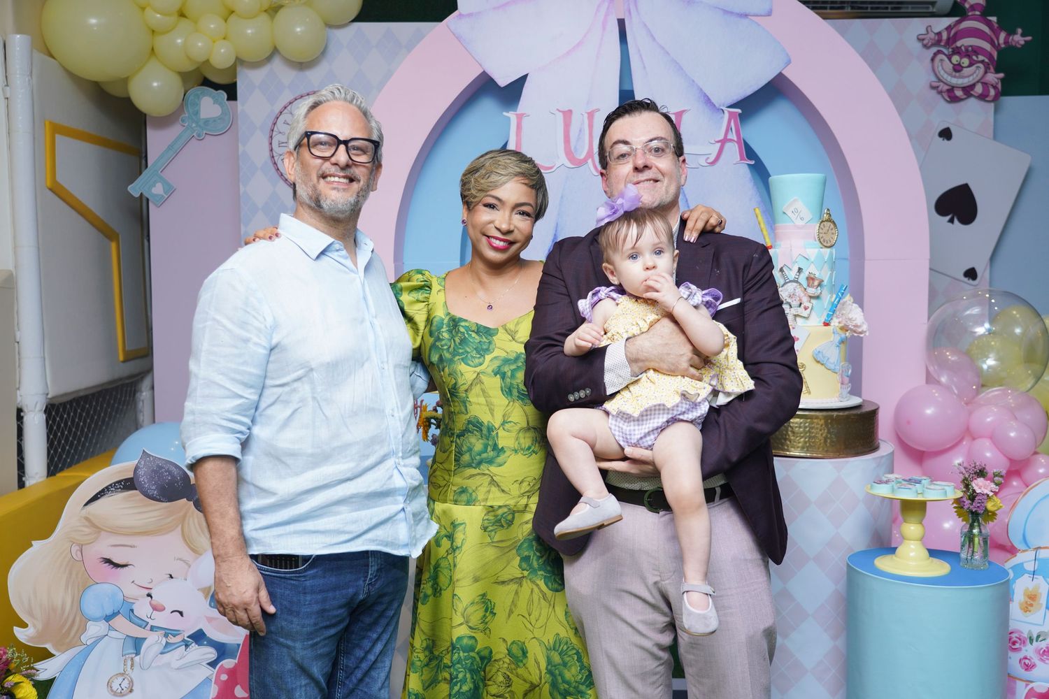Fotografía profesional, fiesta de cumpleaños 1er. año.  temático Alicia en el país de las maravillas. Familia y amigos.