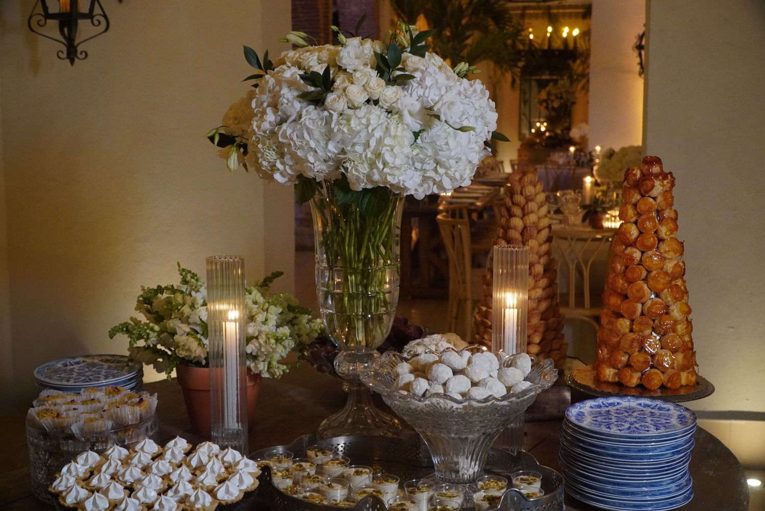 Fotografía profesional, decoracion de bodas. pre boda, luz tenue. Mesa de postre.