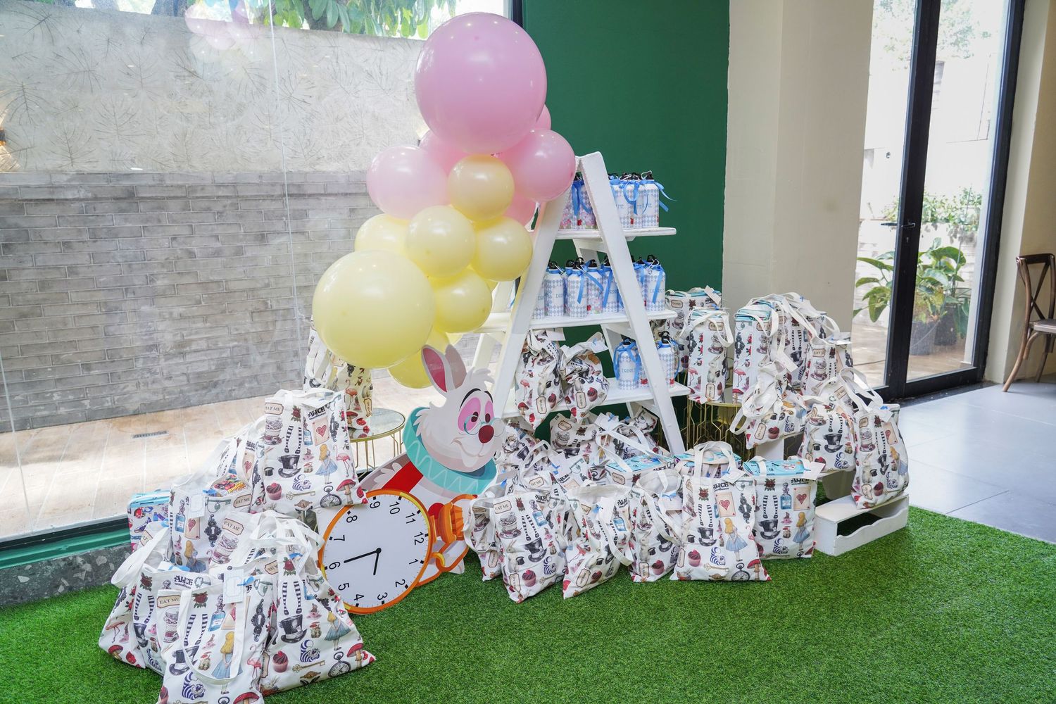 Fotografía profesional, fiesta de cumpleaños 1er. año.  temático Alicia en el país de las maravillas. Decoración.