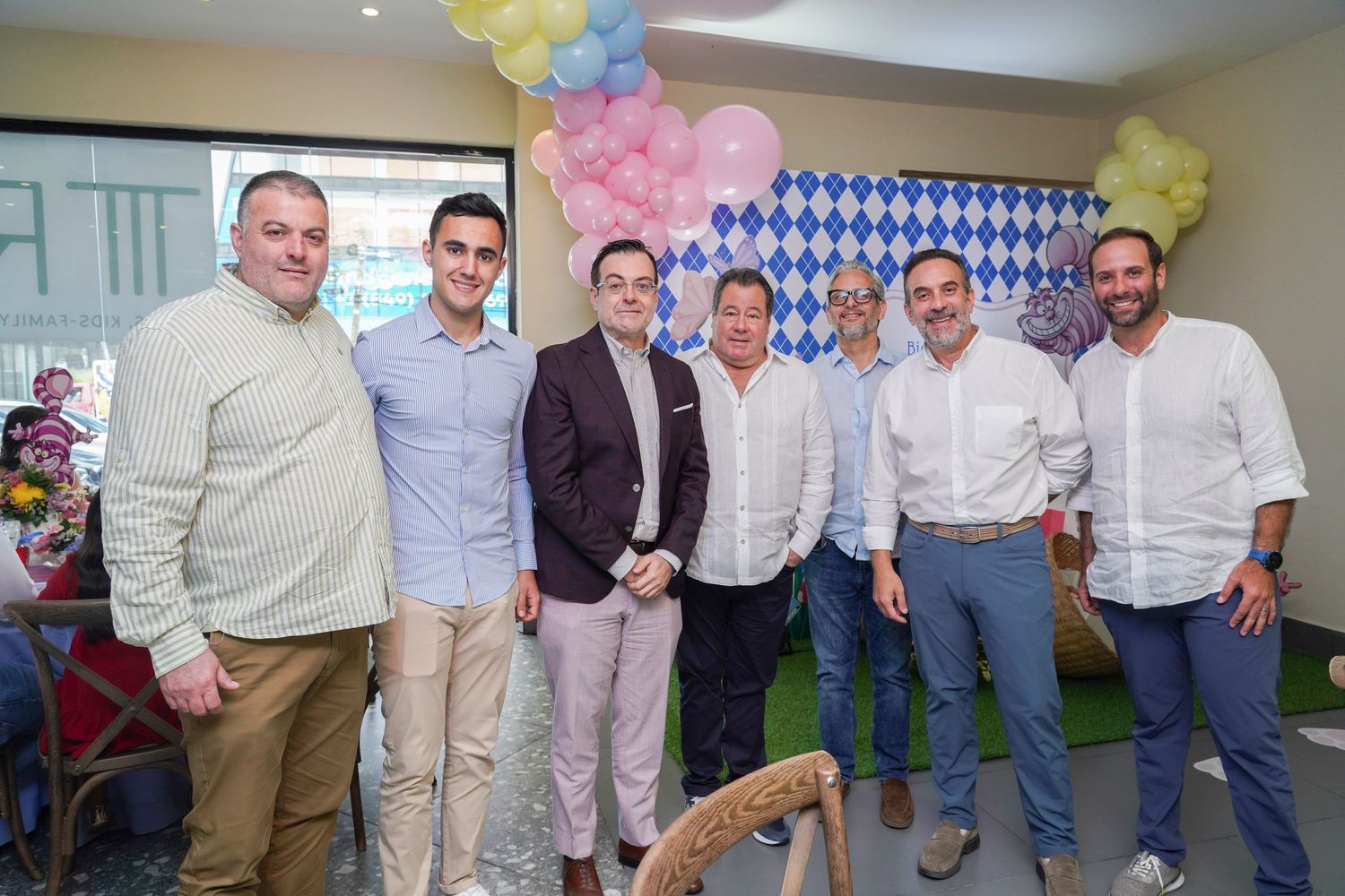 Fotografía profesional, fiesta de cumpleaños 1er. año.  temático Alicia en el país de las maravillas. Familia y amigos.