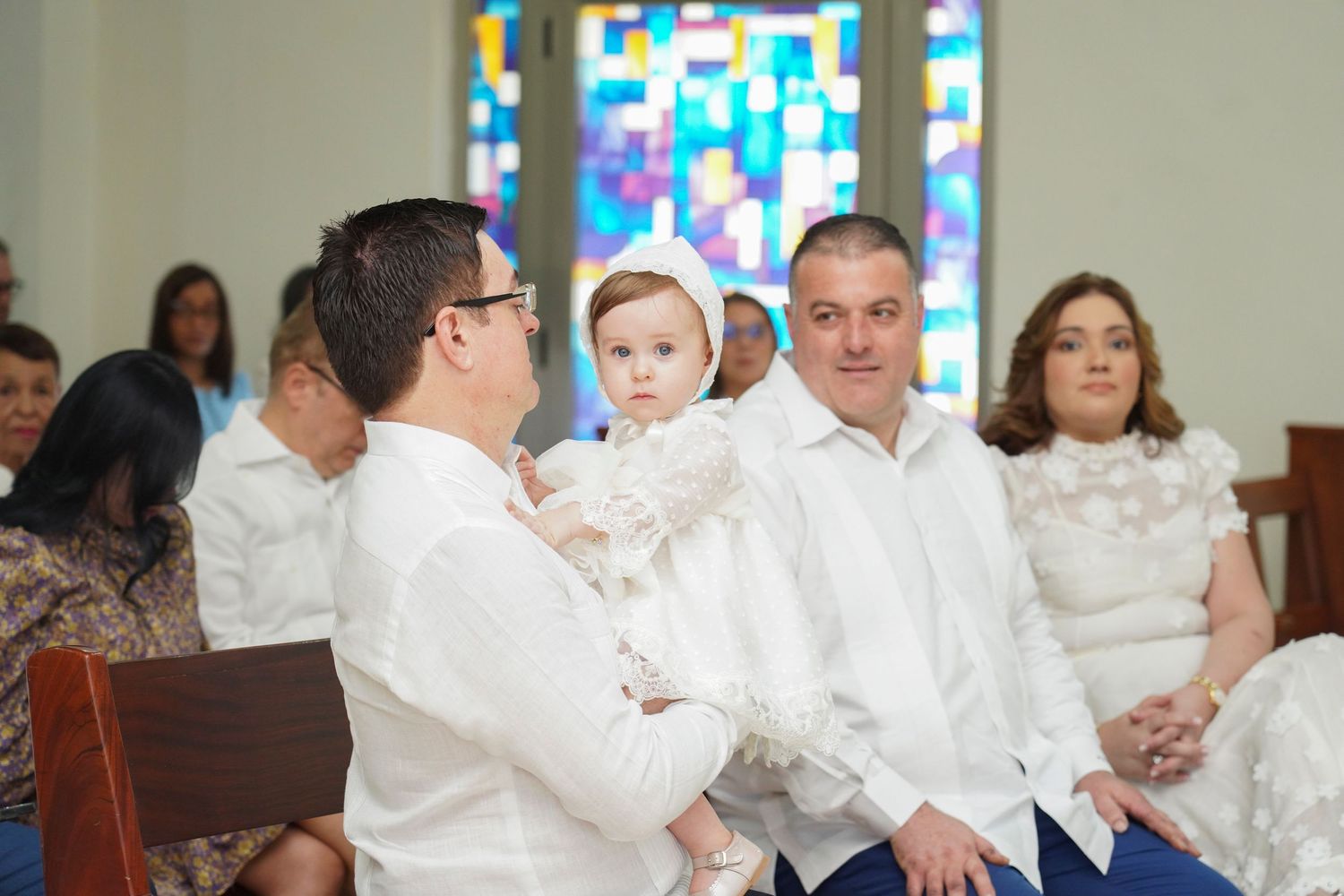 Fotografía profesional , bautizo familiar y con amigos. Ceremonia en la iglesia.