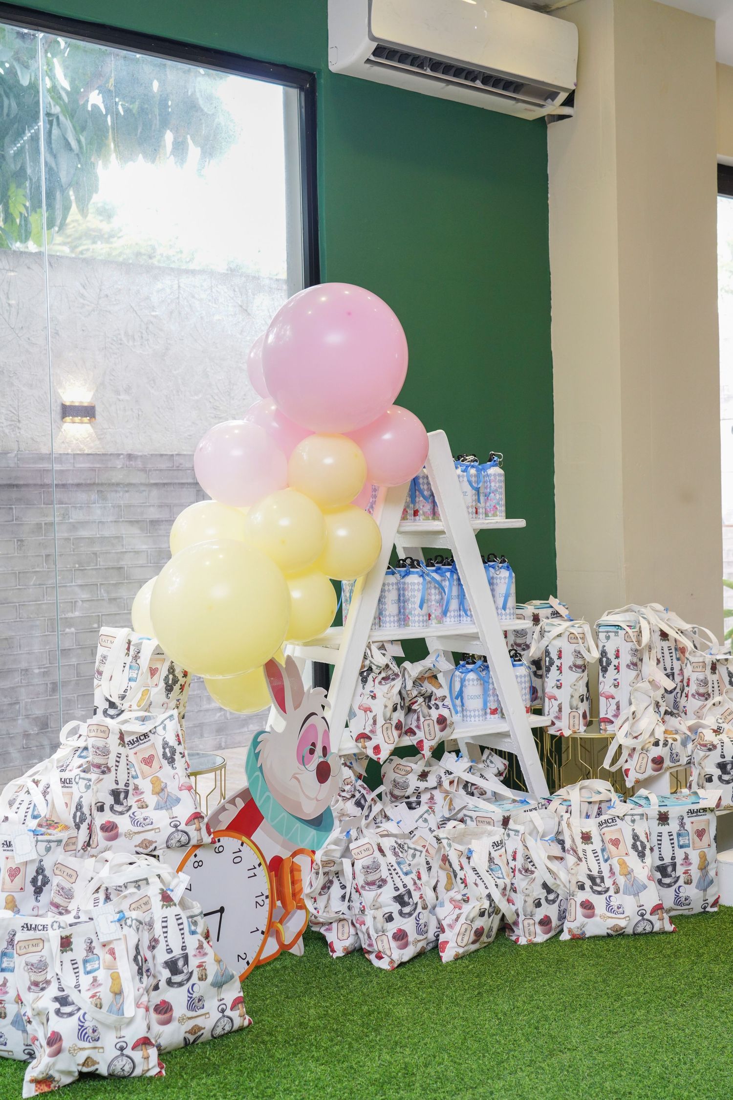 Fotografía profesional, fiesta de cumpleaños 1er. año.  temático Alicia en el pais de las maravillas. Decoración.
