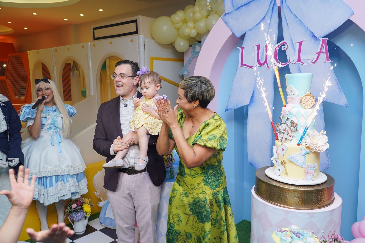 Fotografía profesional, fiesta de cumpleaños 1er. año.  temático Alicia en el país de las maravillas. Familia y amigos.