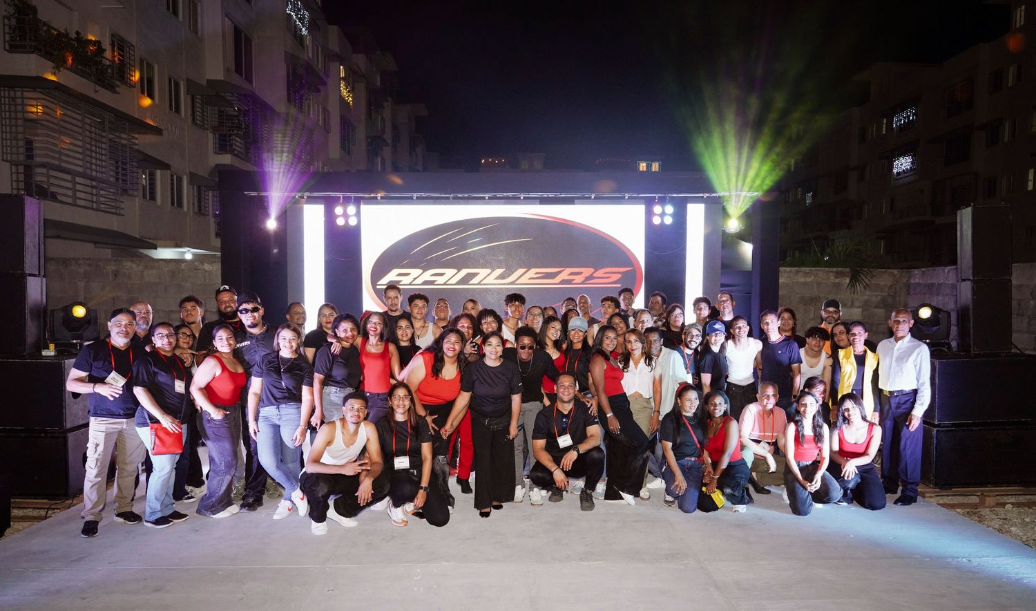 Fotografía profesional, lanzamiento de promoción. foto grupal