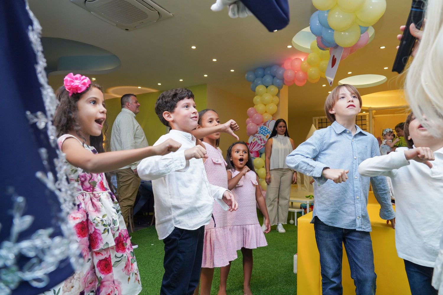 Fotografía profesional, fiesta de cumpleaños 1er. año.  temático Alicia en el país de las maravillas. Familia y amigos.