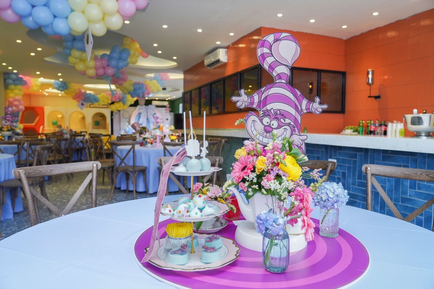 Fotografía profesional, fiesta de cumpleaños 1er. año.  temático Alicia en el pais de las maravillas. Decoración. Mesas