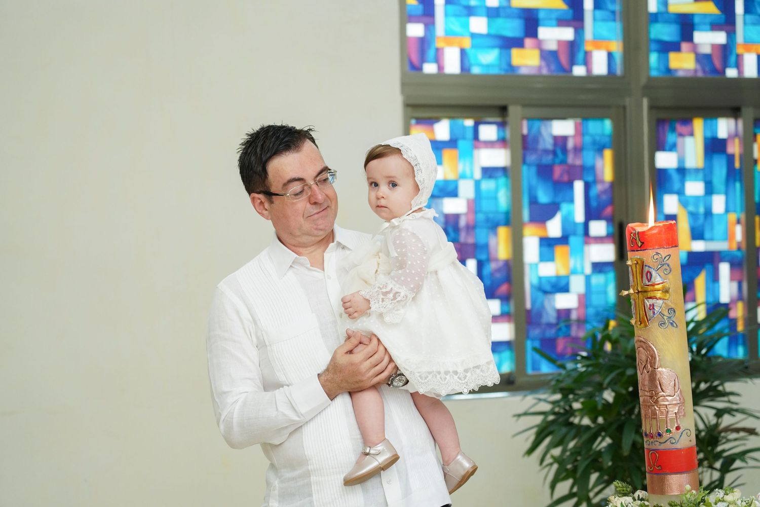Fotografía profesional , bautizo familiar y con amigos. Ceremonia en la iglesia.