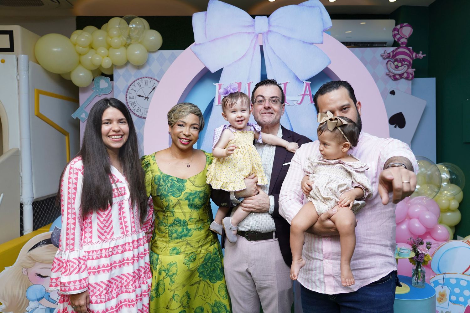 Fotografía profesional, fiesta de cumpleaños 1er. año.  temático Alicia en el país de las maravillas. Familia y amigos.
