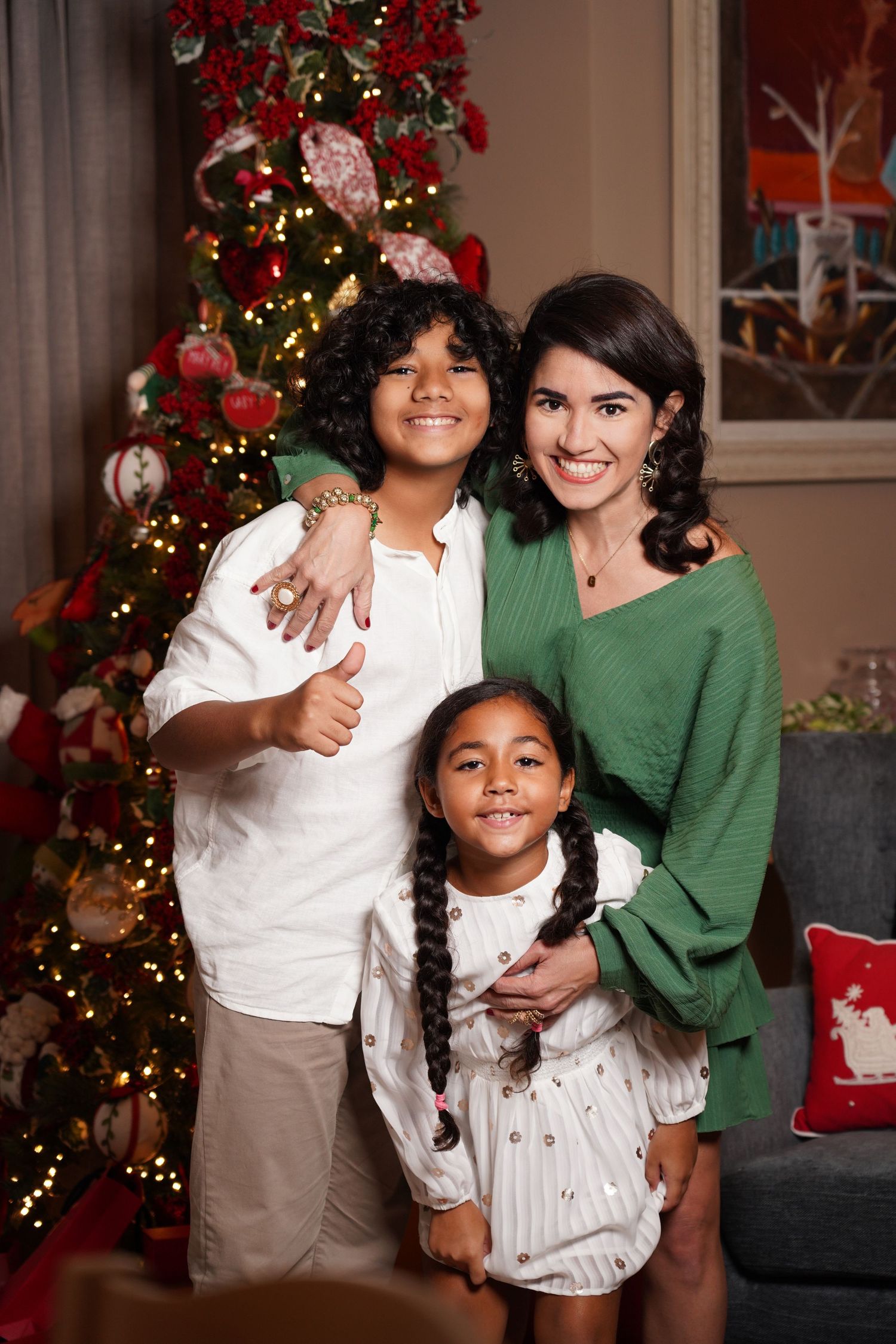 Fotografía profesional , set navideño. familia frente a árbol de navidad.