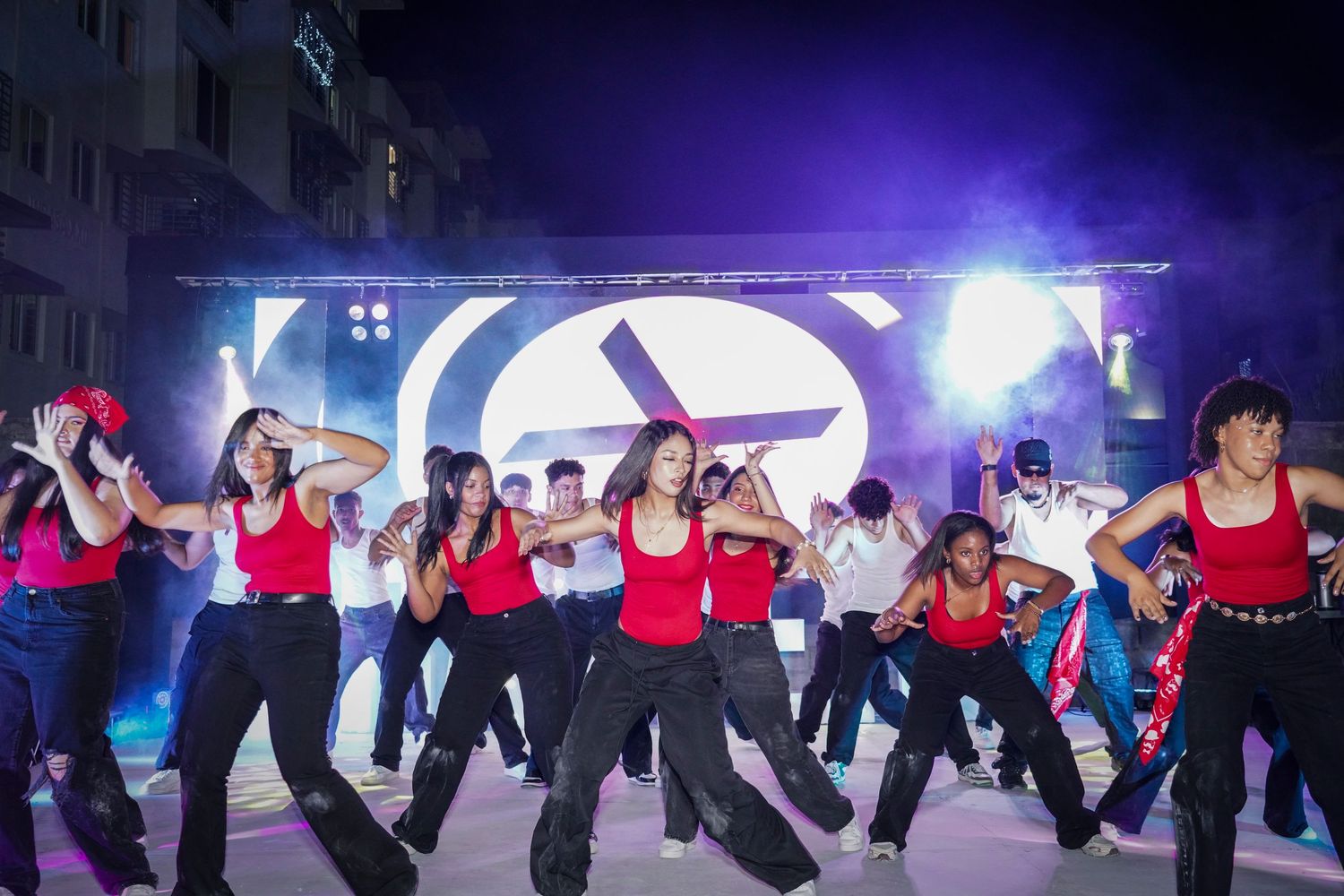 Fotografía profesional, lanzamiento de promoción. cobertura baile de lanzamiento