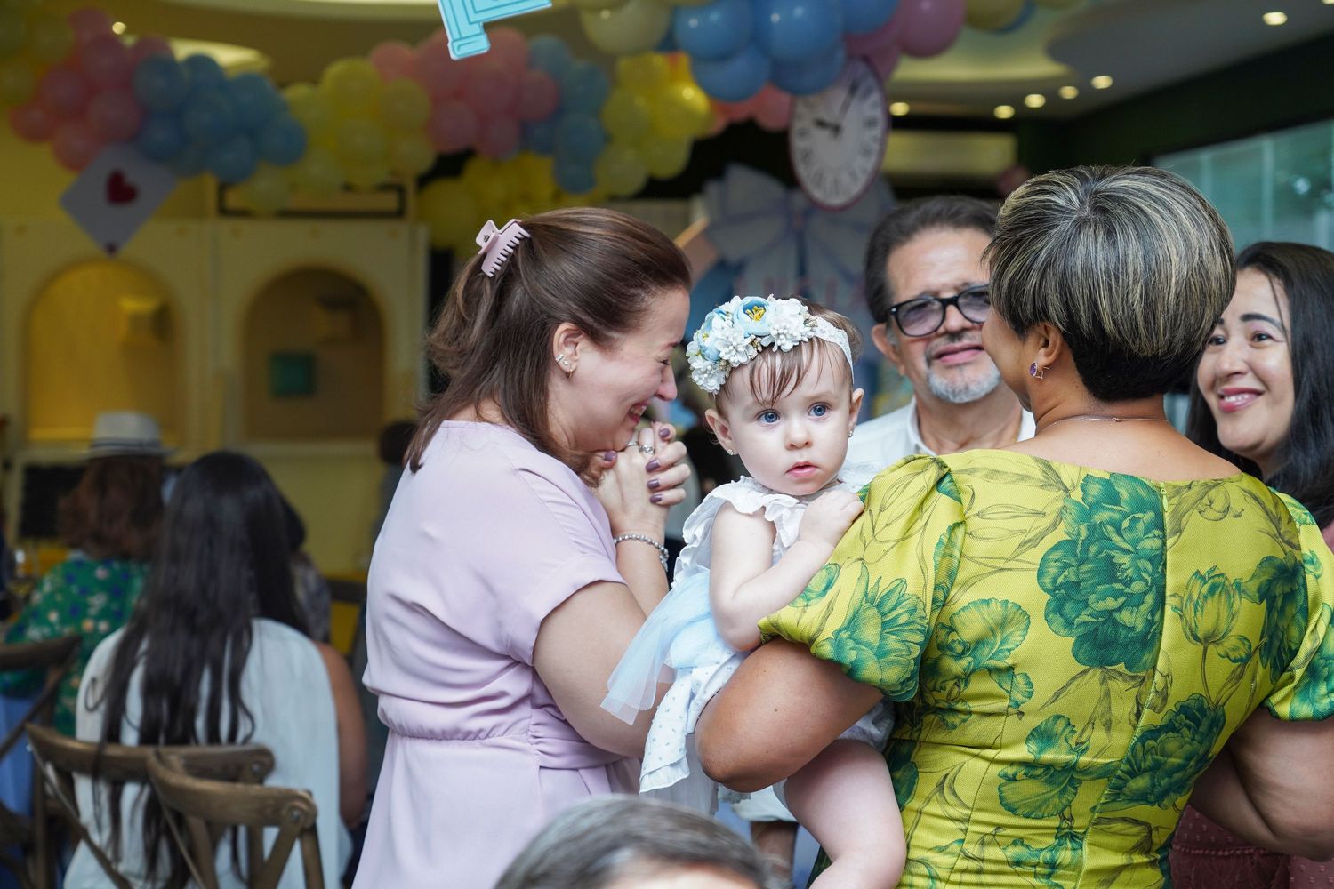 Fotografía profesional, fiesta de cumpleaños 1er. año.  temático Alicia en el país de las maravillas. Familia y amigos.