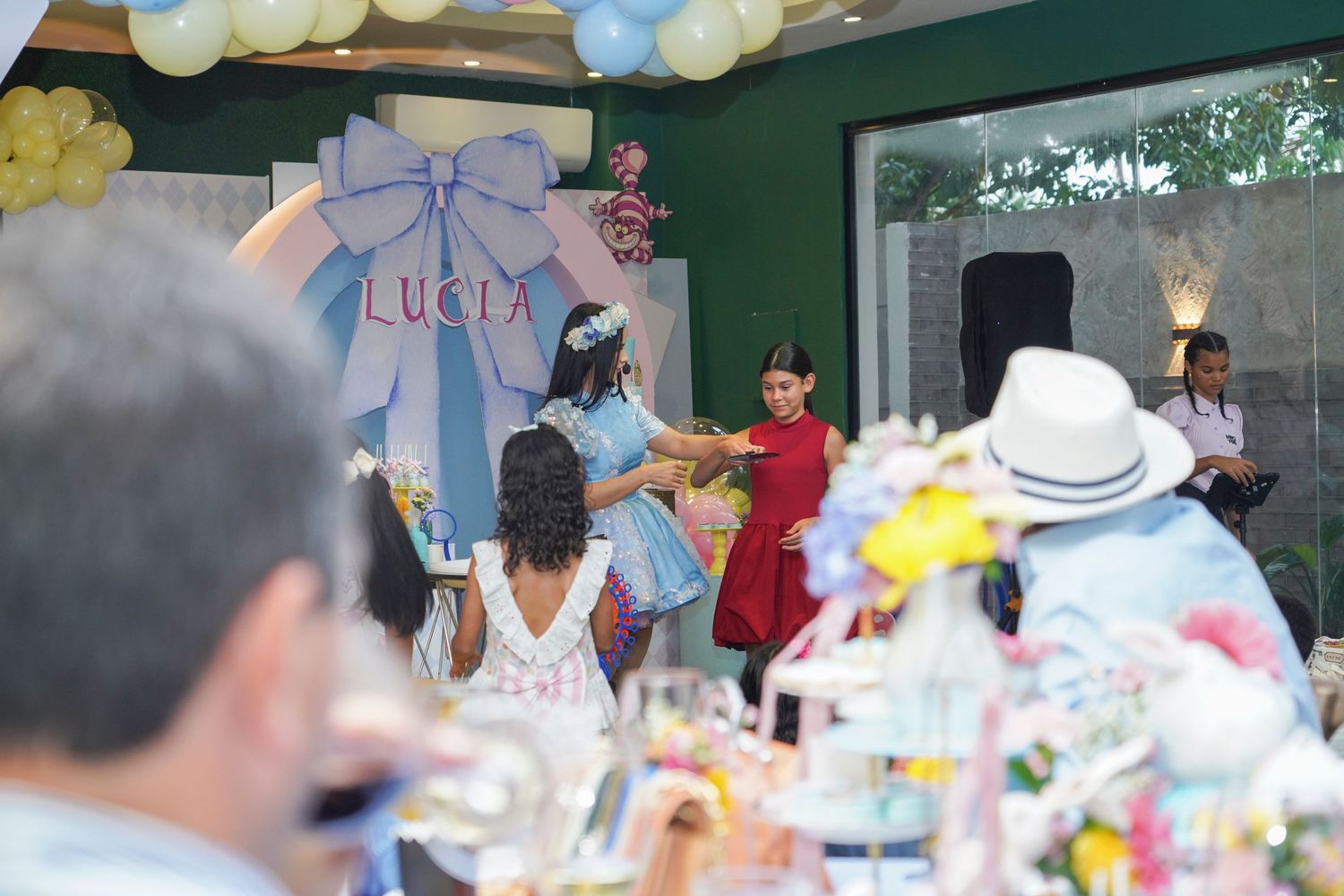 Fotografía profesional, fiesta de cumpleaños 1er. año.  temático Alicia en el país de las maravillas. Familia y amigos.