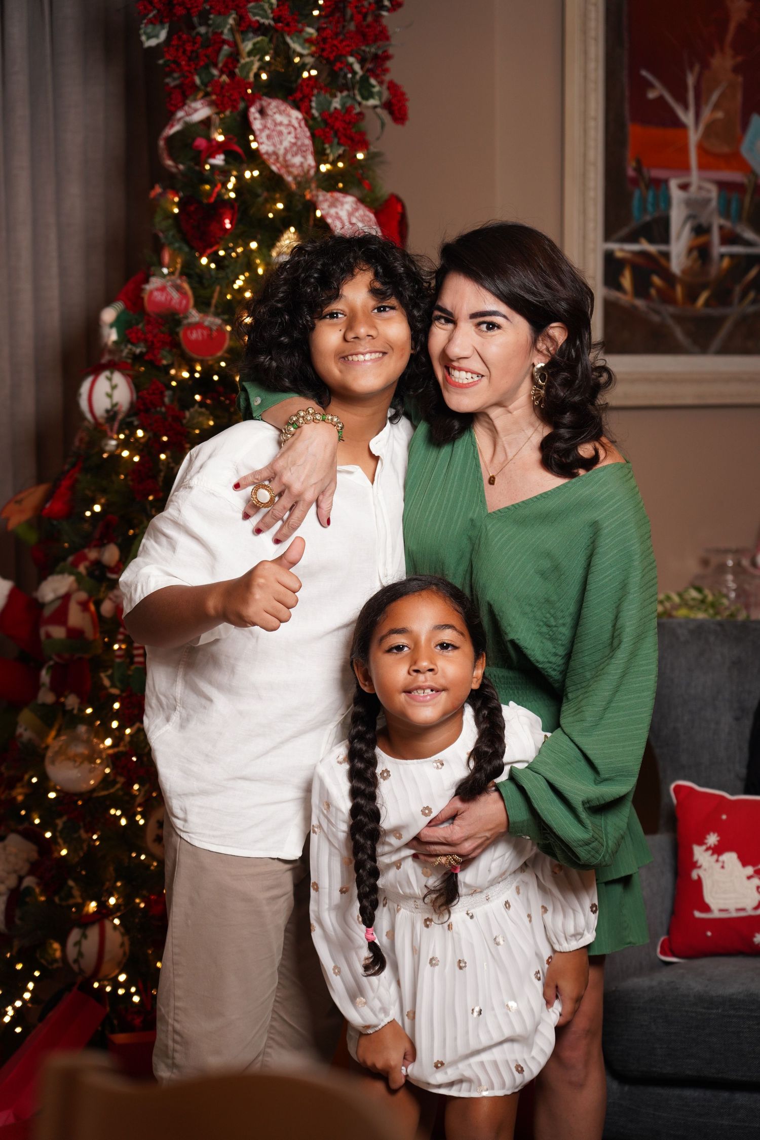 Fotografía profesional , set navideño. familia frente a árbol de navidad.