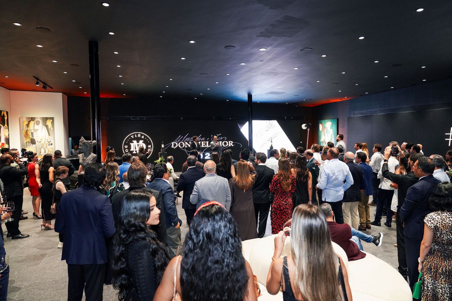 Fotografía profesional, cobertura evento corporativos. Bebidas alcohólicas. vinos. 
plano general.