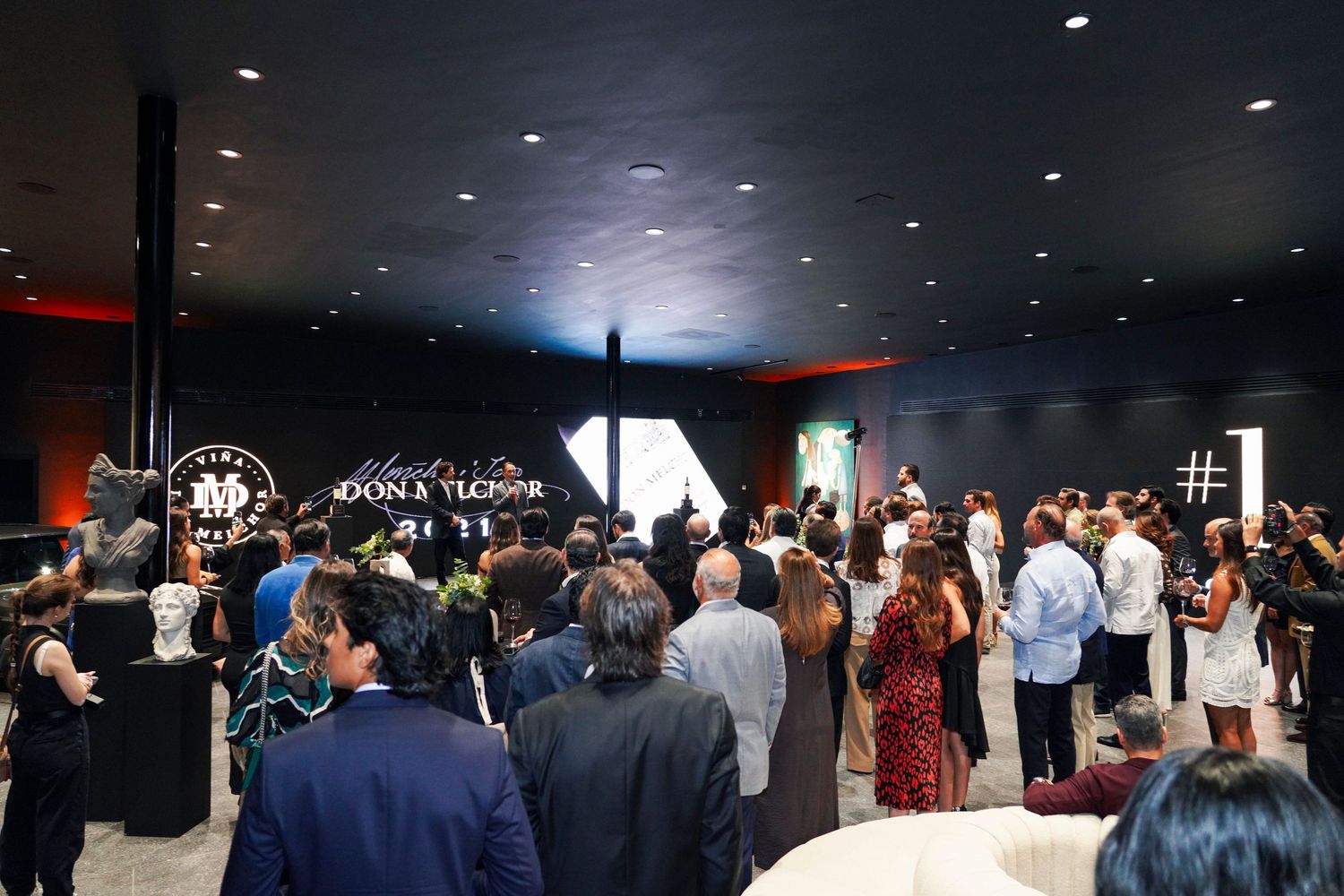 Fotografía profesional, cobertura evento corporativos. Bebidas alcohólicas. vinos. decoración/ plano general