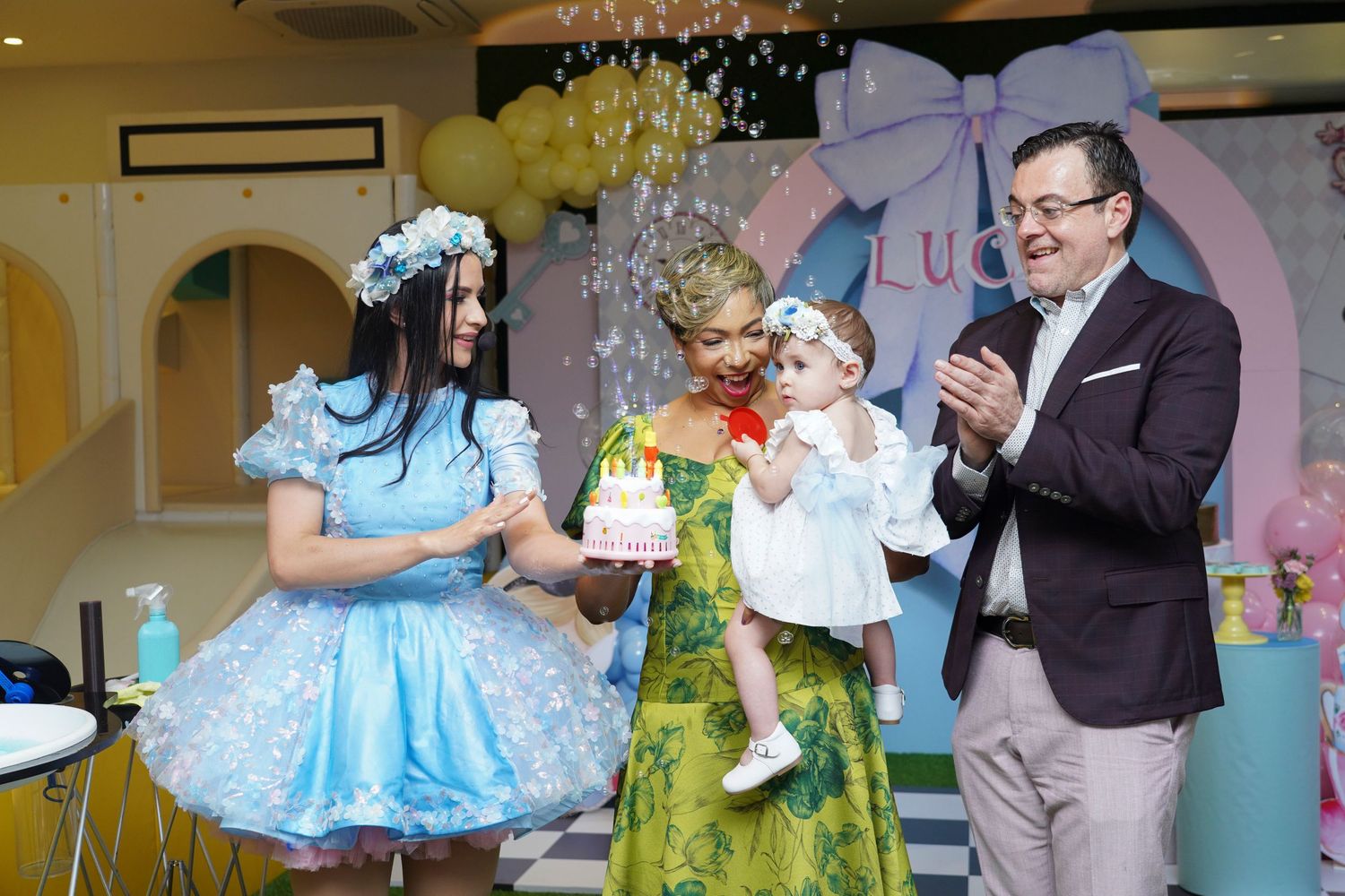 Fotografía profesional, fiesta de cumpleaños 1er. año.  temático Alicia en el país de las maravillas. Familia y amigos.