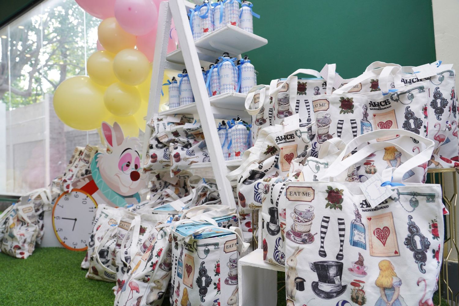 Fotografía profesional, fiesta de cumpleaños 1er. año.  temático Alicia en el país de las maravillas. Decoración.