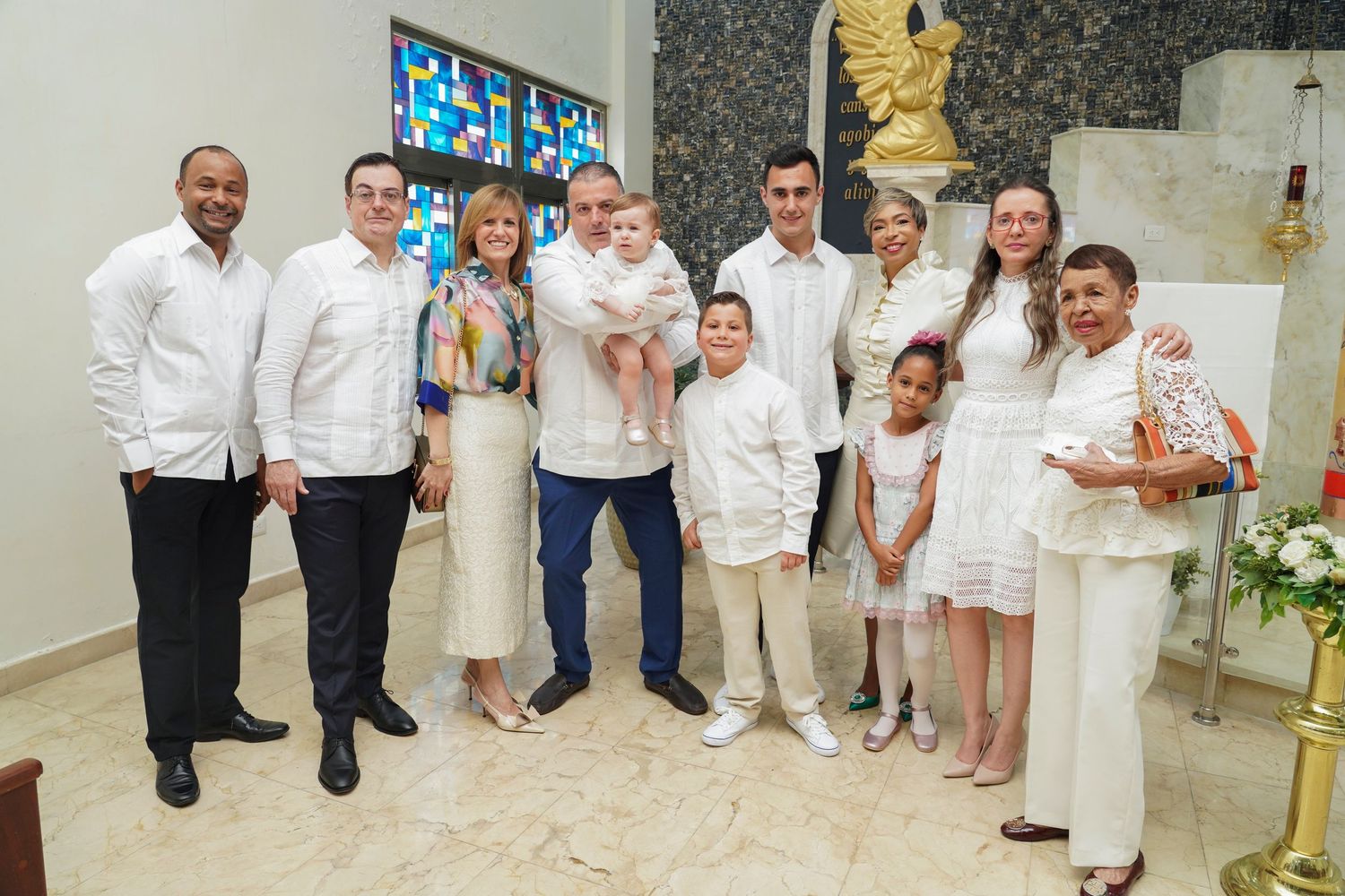 Fotografía profesional , bautizo familiar y con amigos. En la iglesia.